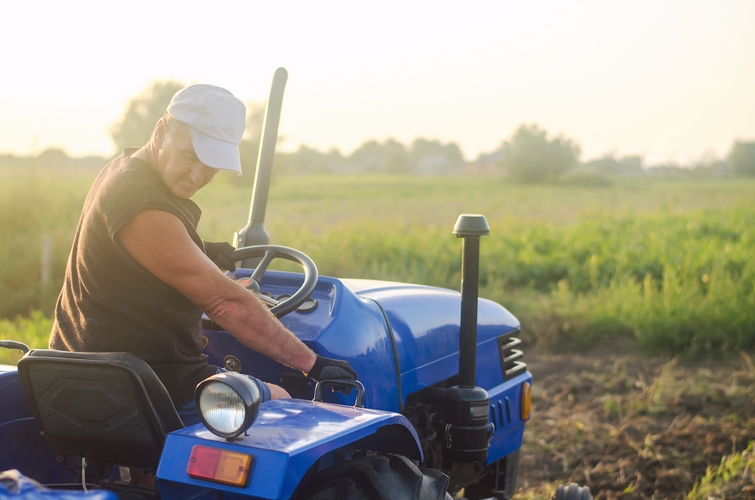 agriculteur sur son tracteur