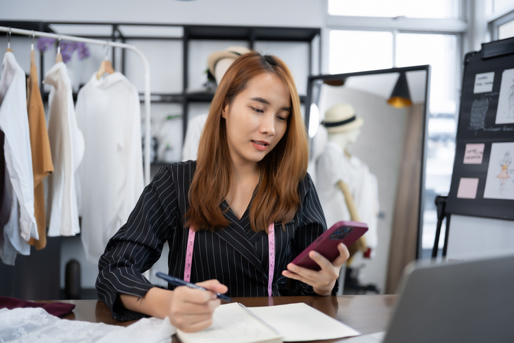 femme qui choisit entre micro entreprise et SARL