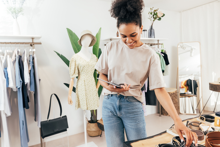 femme qui gère son magasin