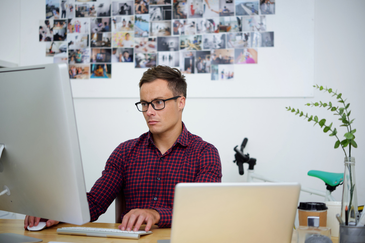 homme qui travaille au bureau