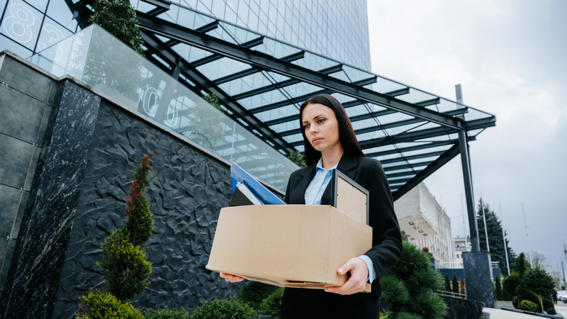 femme licenciée avec ses affaires