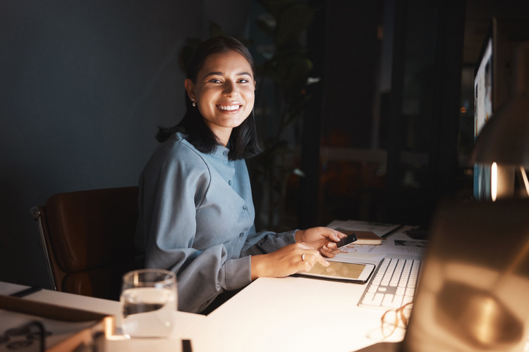 femme qui fait un audit web