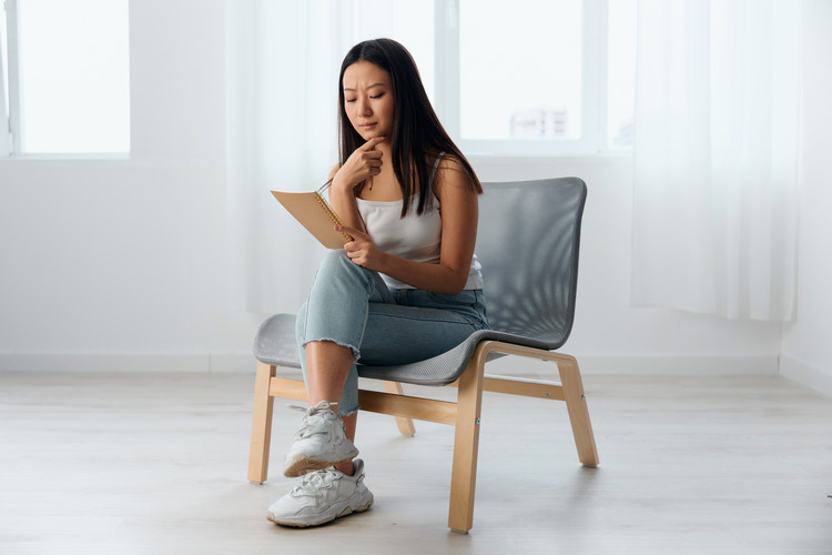 femme qui analyse les statuts juridiques