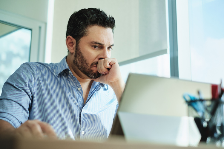 homme stressé au travail