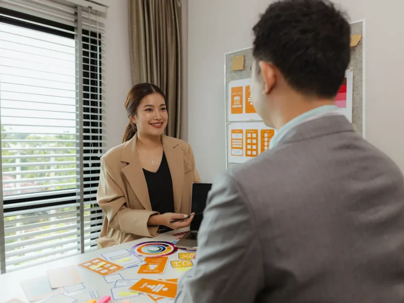 Une femme en entretien avec un homme