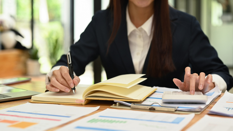 femme qui étudie son financement