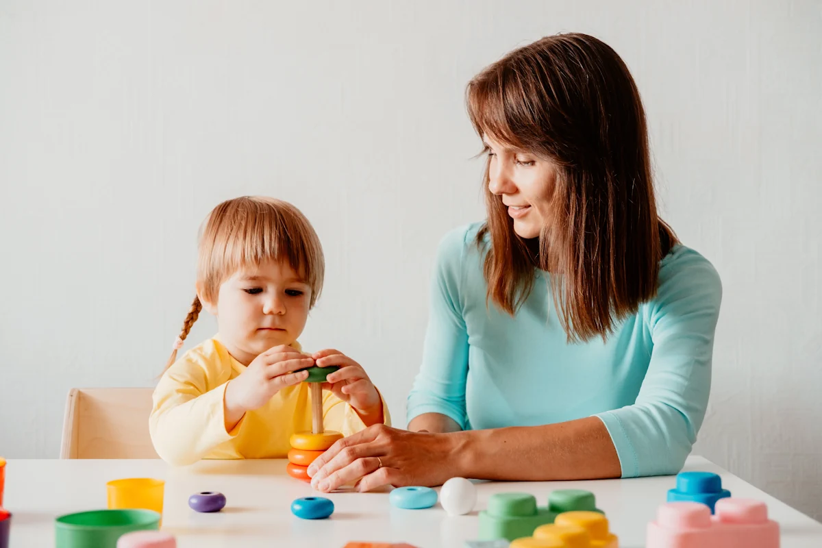 Une femme et un enfant qui s'amusent ensemble avec des légos