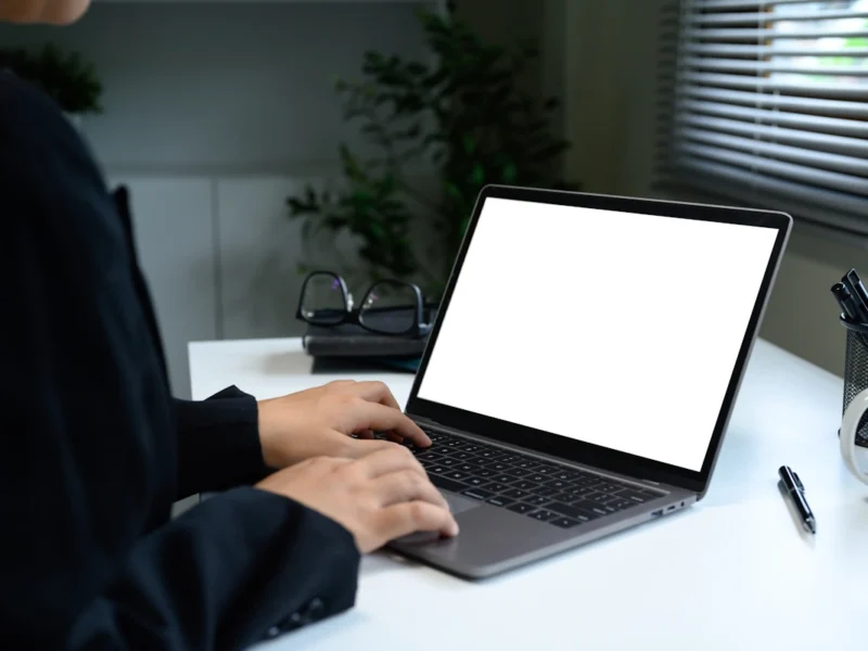 Une personne sur un ordinateur