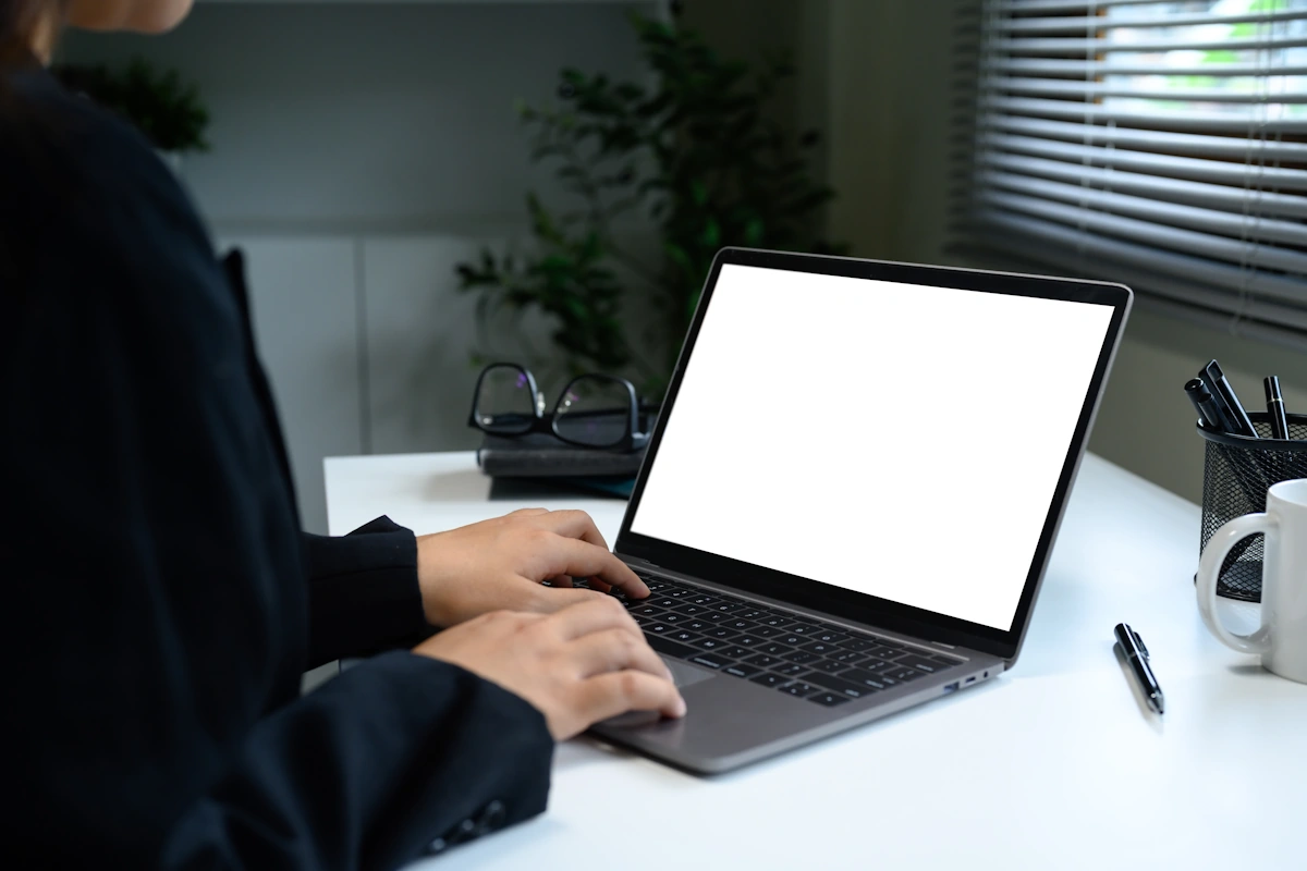 Une personne sur un ordinateur