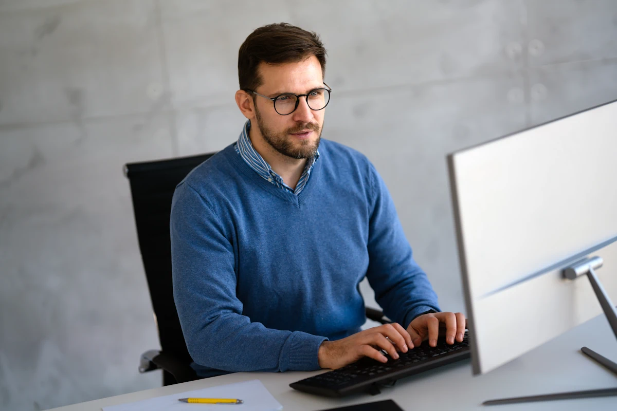 Un homme qui travaille sur son ordinateur