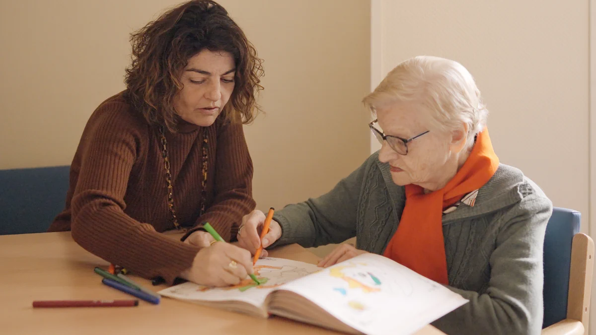 Une femme qui accompagne une femme âgée