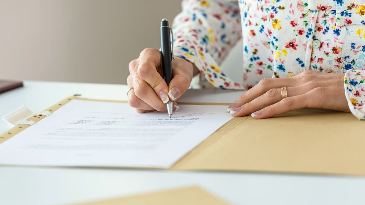 Une femme qui signe un document