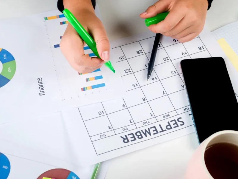 Une personne qui regarde un calendrier