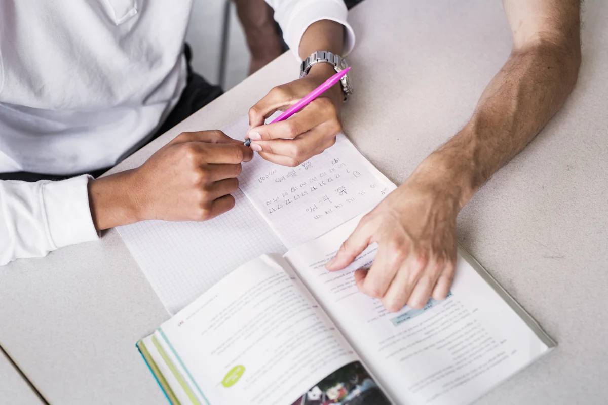 Une personne qui révise 